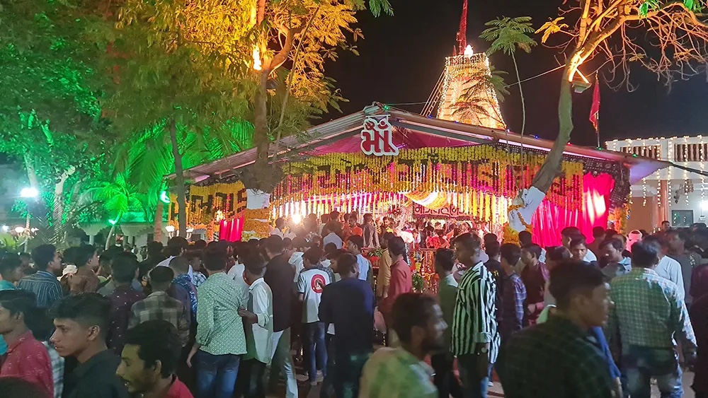 Devotees Continue Daily Darshan & Special Navratri Visits